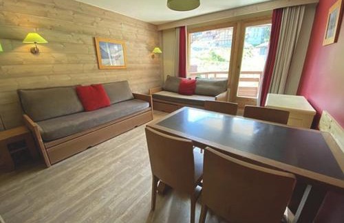 La Perriere Apartment | Appartement cosy au cœur de La Tania, skis aux pieds, balcon sud, parking et casier à skis inclus - FR-1-513-78