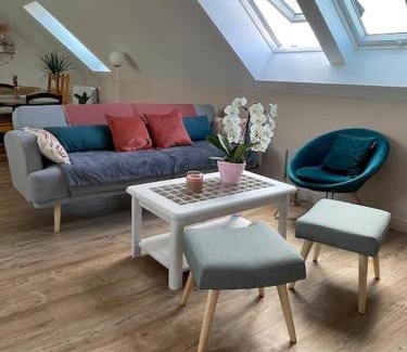 Lion-sur-Mer Apartment | Appartement cosy sous les toits