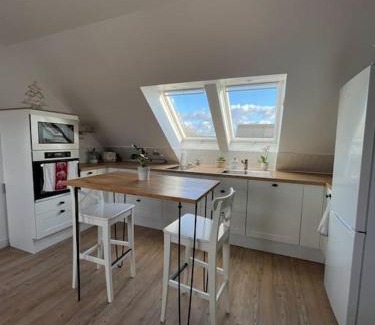 Lion-sur-Mer Apartment | Appartement cosy sous les toits