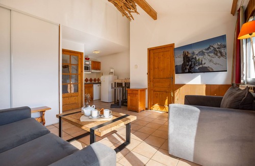 Chamonix City Centre Apartment | Appartement Courmayeur C44, Chamonix, France