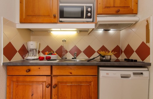 Chamonix City Centre Apartment | Appartement Courmayeur C44, Chamonix, France