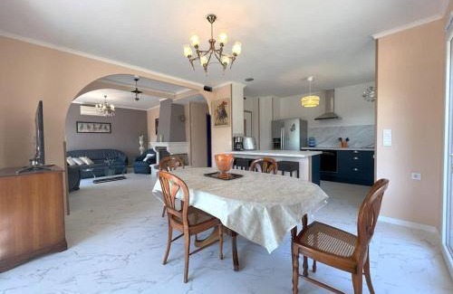 Beziers Apartment | Appartement dans maison au 1er étage avec terrasse jardin ombrage et parking securise