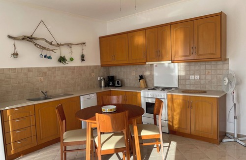Douliana Apartment | Appartement Dans une Villa, vue mer et Montagnes. Piscine Privée