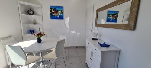 Concarneau Apartment | Appartement devant la plage avec piscine