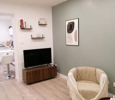 Meze Apartment | Appartement en plein centre à 100m du port