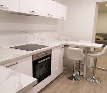 Meze Apartment | Appartement en plein centre à 100m du port