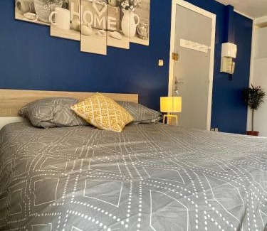 Moissac Apartment | Appartement entier Moissac centre 30 m2 calme avec cour intérieure pour vélos à 50m du marché de Moissac