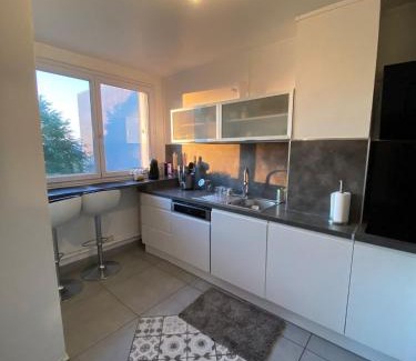 Saint-Cyr-l'Ecole Apartment | Appartement familial Wifi Netflix Amazon Prime