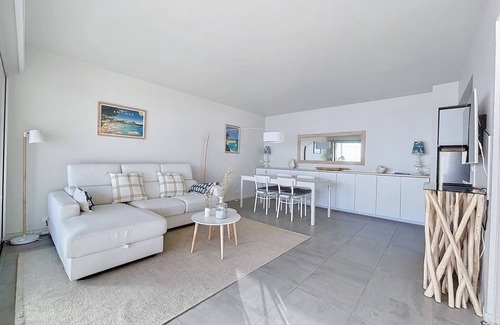Cap-d'Antibes Apartment | Appartement Front DE MER 1 Chambre, Terrasse de 17 m2 sur la Plage de la Salis
