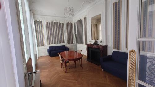 Beziers City Centre Apartment | Appartement Haussmannien face aux halles