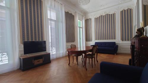 Beziers City Centre Apartment | Appartement Haussmannien face aux halles