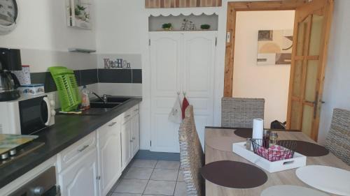 La Maurienne Apartment | APPARTEMENT, LA ROUTE DES GRANDES ALPES , 5 couchages, GARAGE pour motards, cyclistes, POSSIBILITÉ de studios supplémentaires, si plus de 6 pers