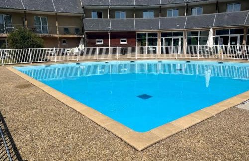 Equemauville Apartment | Appartement Le Freya avec terrasse à 5 min Honfleur - Piscine - Parking - Wifi