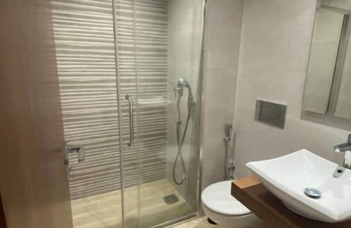 Ain Chock Apartment | Appartement Lumineux et Confortable D'une Chambre Avec Piscine sur le Toit