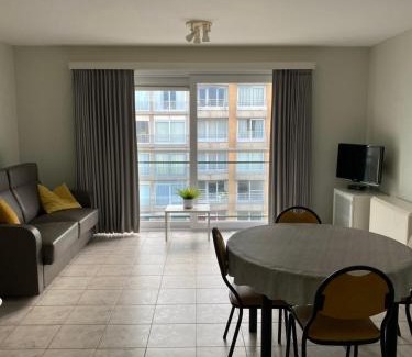Westende Apartment | Appartement met aparte slaaphoek, garage en balkon