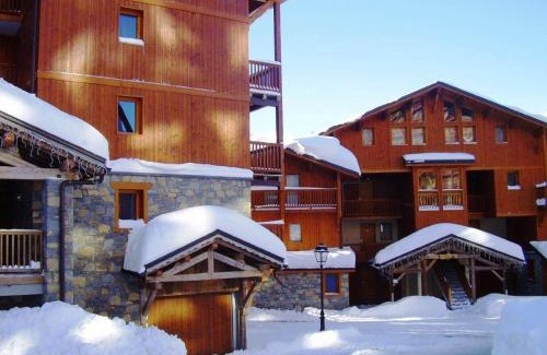 Arc-2000 Apartment | Appartement montagnard spacieux avec balcon, proche pistes et commerces, accès piscine et sauna - FR-1-411-700