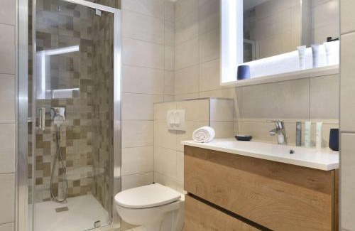 Courchevel Apartment | Appartement moderne 46 m², 4 pers, Courchevel Moriond, skis aux pieds, balcon, parking, wifi, ascenseur - FR-1-631-170