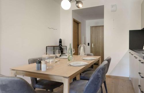 Courchevel Apartment | Appartement moderne 46 m², 4 pers, Courchevel Moriond, skis aux pieds, balcon, parking, wifi, ascenseur - FR-1-631-170