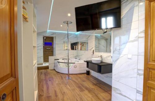 Saint-Chamond Apartment | Appartement Moderne avec Balcon, Parking Privé et Espace Bien-Être à Saint-Chamond - FR-1-496-269