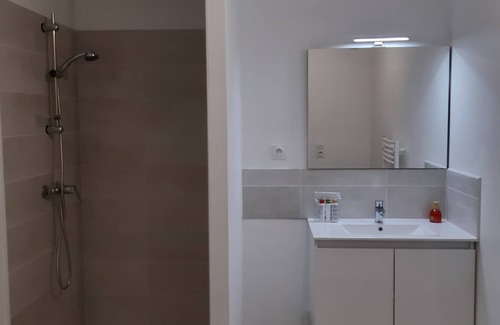 Vias Apartment | Appartement Neuf, 4 Personnes à Quelques Minutes de la Plage, 700 m du Centre