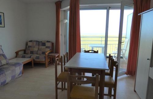 Saint-Jean-de-Monts Apartment | Appartement T2+ cabine avec piscine et parking à Saint-Jean-de-Monts - FR-1-323-315