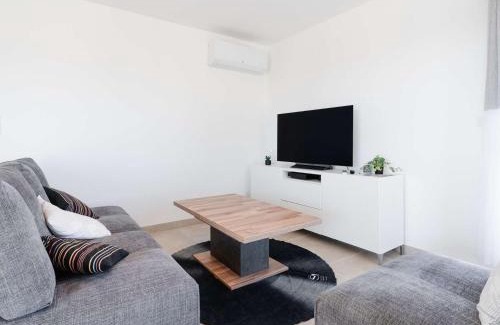 Narbonne-Plage Apartment | Appartement T3 Climatisé avec WIFI, Balcon et Parking à 300m de la Plage - Narbonne Plage - FR-1-409-255