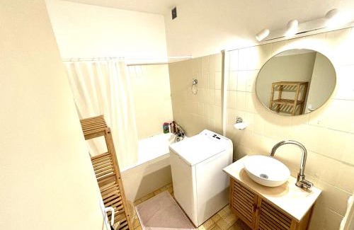 Port-la-Nouvelle Apartment | Appartement traversant, proche plage, 2 balcons, pets ok, ménage inclus, jusqu’à 8 pers, Port-la-Nouvelle - FR-1-229C-94