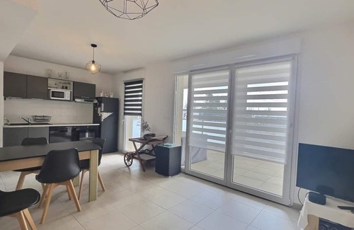Serignan Apartment | Appartement Traversant avec 2 Terrasses