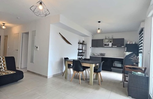 Serignan Apartment | Appartement Traversant avec 2 Terrasses