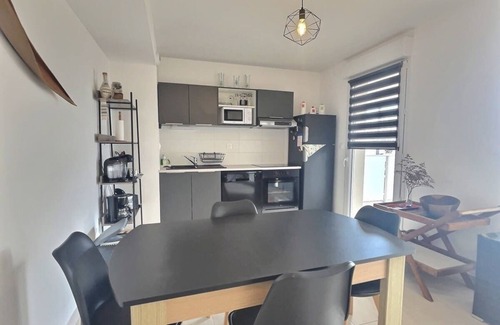 Serignan Apartment | Appartement Traversant avec 2 Terrasses