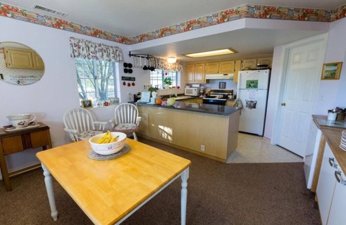 Ahwahnee Bed & Breakfast | Apple Blossom Inn