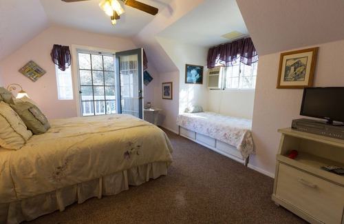 Ahwahnee Bed & Breakfast | Apple Blossom Inn