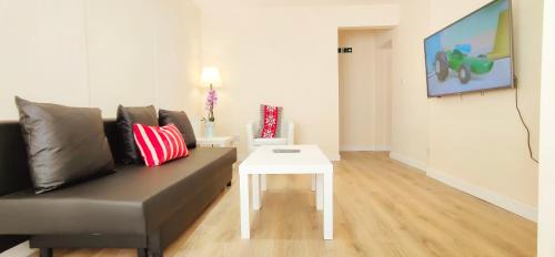 Hillingdon Apartment | Apple Garden A-2