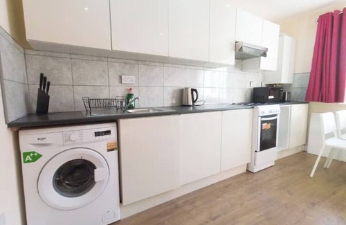 Hillingdon Apartment | Apple Garden A-3