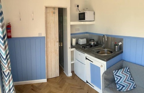 Kilgetty House | Apple Tree Hut (With Hot-Tub)