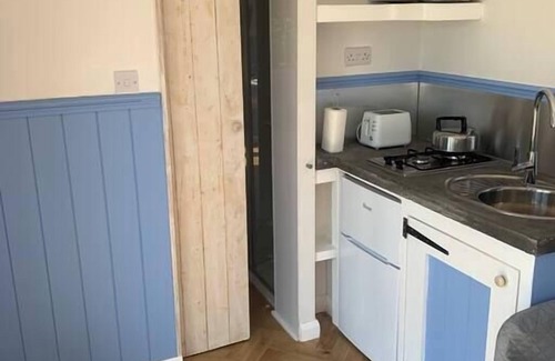 Kilgetty House | Apple Tree Hut (With Hot-Tub)