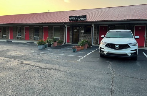 East Cleveland Hotel | Applegate Inn