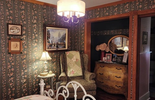 Bellaire Bed & Breakfast | Applesauce Inn B&B