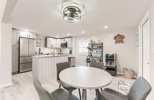 Fort Myers Beach Apartment | Approx.720 ft to Beach, Pool, Walk to restaurants, Beach Gear, Full Kit, WD, BBQ