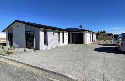Lake Tekapo Apartment | April Three Bedroom Apartment