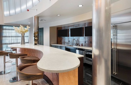 Rossmoyne Apartment | Aprt. Mid- Wilshire - Wake up to iconic views of downtown Los Angeles