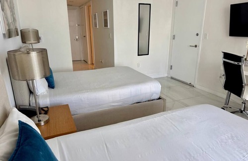 Hallandale Beach Hotel | Apt 2 queen beds Incredible view Free Beach Service