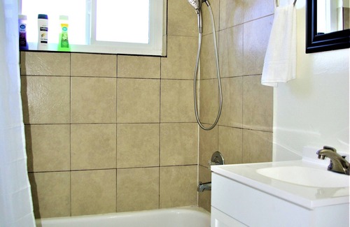 Logan Heights Apartment | Apt #8, 2 bedroom /1 bathroom, 8 min to Downtown!
