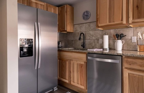 Knoxville Condo | Apt C · ✧Knoxville Historical Hideaway✧ Volunteer Suite