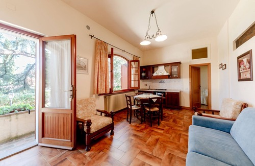 Castiglione del Lago Apartment | Apt Cedro in period farmhouse with large park and beautiful shared swimming pool