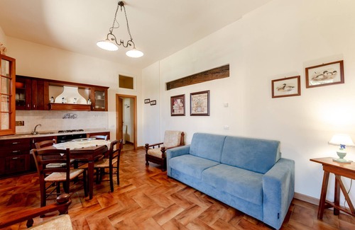 Castiglione del Lago Apartment | Apt Cedro in period farmhouse with large park and beautiful shared swimming pool