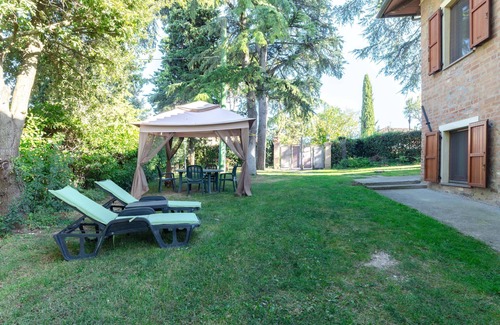 Castiglione del Lago Apartment | Apt Cedro in period farmhouse with large park and beautiful shared swimming pool