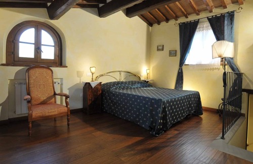 Camucia Apartment | Apt in 19th century farmhouse near Cortona, pool, garden and beautiful views