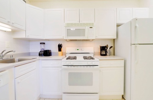 Aurora Highlands Apartment | Apt Near Reagan Airport W Seasonal Pool