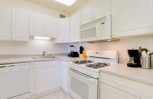 Aurora Highlands Apartment | Apt Near Reagan Airport W Seasonal Pool
